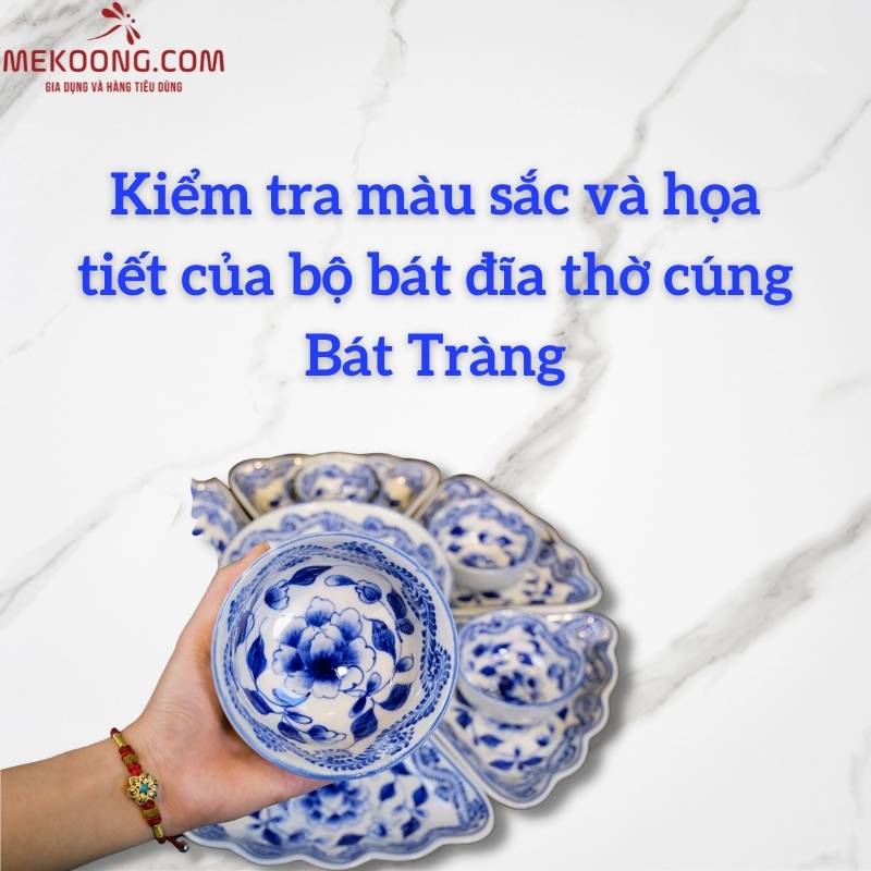 Kiểm tra màu sắc và họa tiết của bộ bát đĩa thờ cúng Bát Tràng