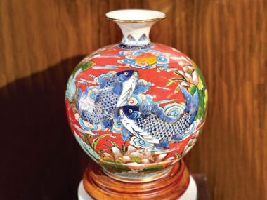 Bình hút lộc dát vàng cũng là một những sản phẩm được ưa chuộng nhất trong giới phong thủy vì nó mang lại sự may mắn cho người sở hữu với vẻ ngoài đẹp sang trọng.