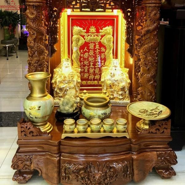 Đặt bàn thờ thần tài bên hông cầu thang