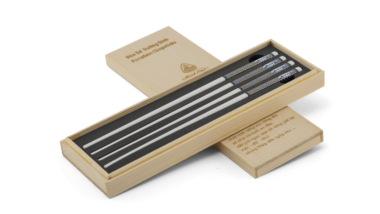 Bộ 02 đôi đũa sứ dưỡng sinh 24.4 cm - Xanh trang trí vàng 4 - Hộp gỗ Quà Tặng Gốm Sứ