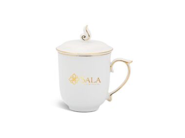 Quà Bảo Hiểm Ly Sứ Có Nắp Đậy In Logo Sala Chỉ Vàng