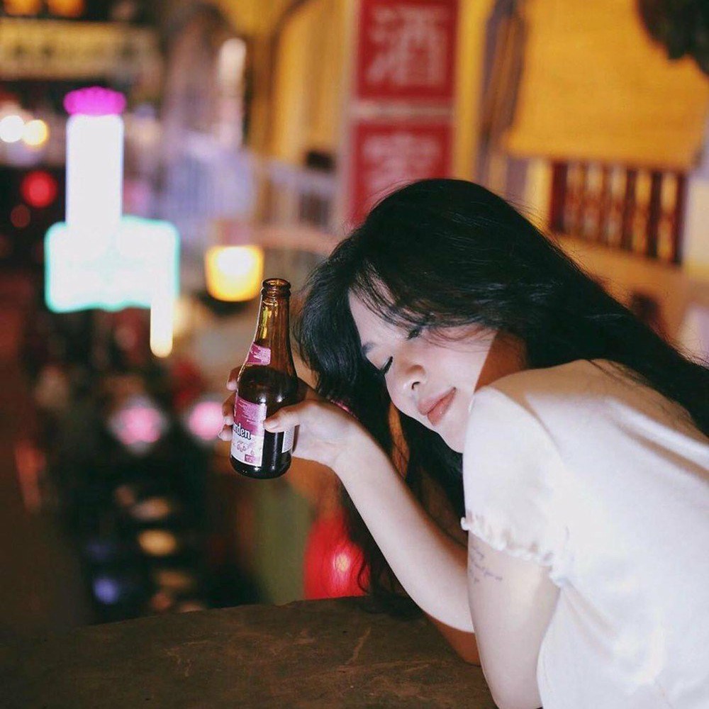 Top Hình Ảnh Con Gái Buồn Uống Bia, Uống Rượu Đẹp Nhất 2022 | Mekoong