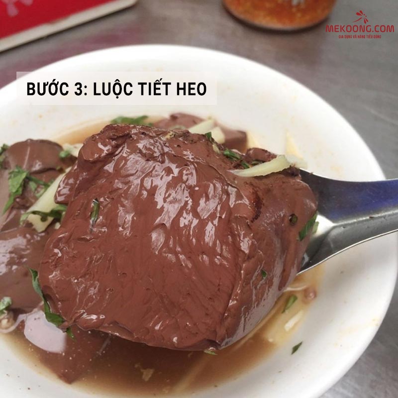 Buoc 3 Luoc tiet heo Luộc tiết heo