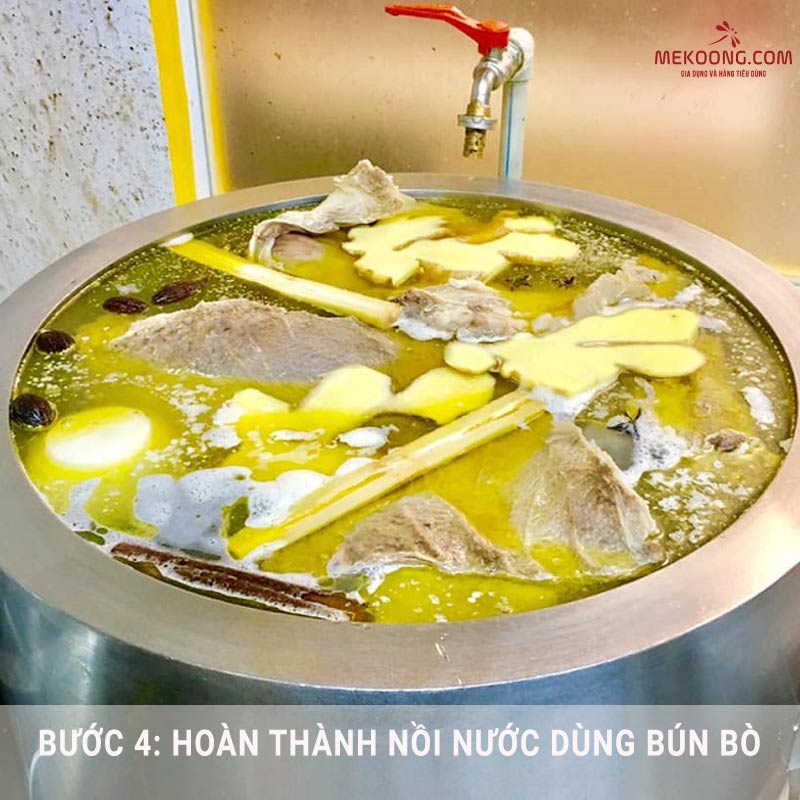 Hoàn thành nồi nước dùng bún bò Hoàn thành nồi nước dùng bún bò