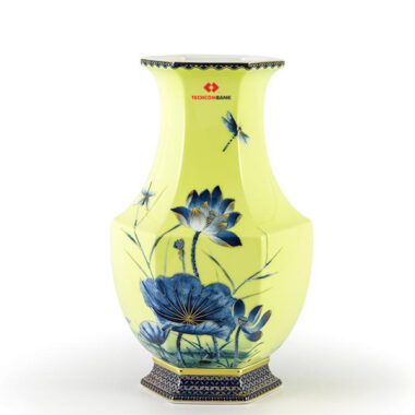 Bình hoa Minh Long Lộc Phát – Sen Vàng Nền Vàng – Cao 28cm in logo techcombank HG