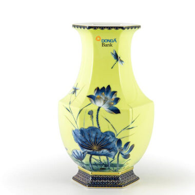 Bình hoa Minh Long Lộc Phát – Sen Vàng Nền Vàng – Cao 40cm in logo Đông a bank HG