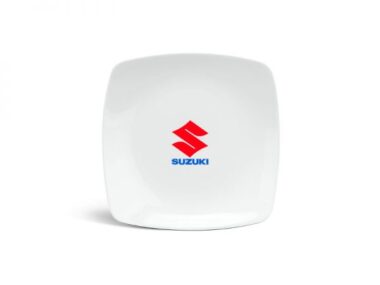 Dĩa sứ Minh Long vuông ảo 18cm Daisy – Trắng In Logo Suzuki