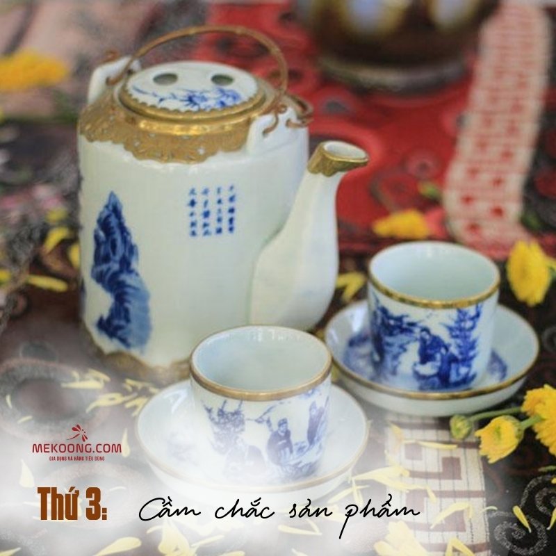 Thứ 3: Cầm chắc sản phẩm