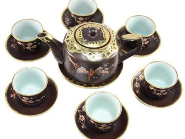 Bộ Ấm Chén Bát Tràng Vai Vuông Khắc Hoa Mai – Bọc Đồng Nghệ Nhân