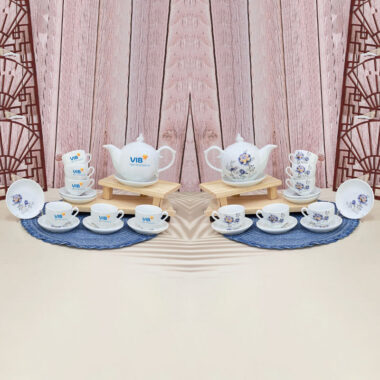 Ấm trà màu trắng họa tiết bông hoa xanh in logo VIB