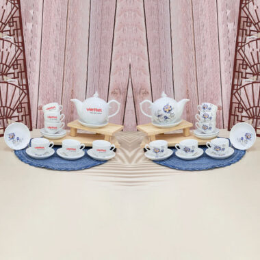 Ấm trà màu trắng họa tiết bông hoa xanh in logo Viettel