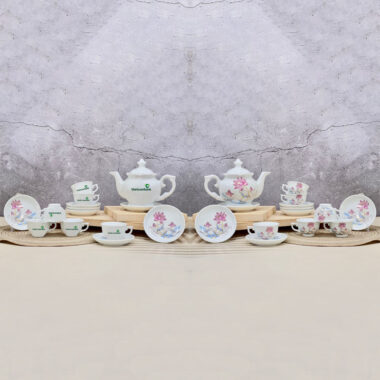 Ấm trà màu trắng họa tiết hoa sen hồng in logo Vietcombank