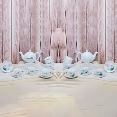 Ấm trà màu trắng họa tiết hoa sen in logo Vietcombank