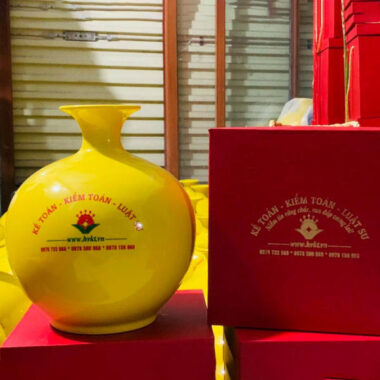 Bình hút tài lộc Bát Tràng in logo Luật