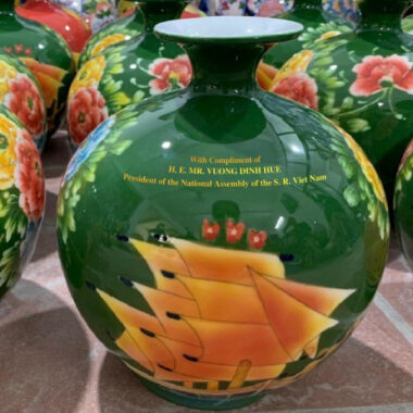 Bình hút tài lộc Bát Tràng thuyền buồm