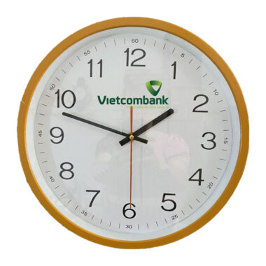 Đồng hồ treo tường màu đà in logo Vietcombamk