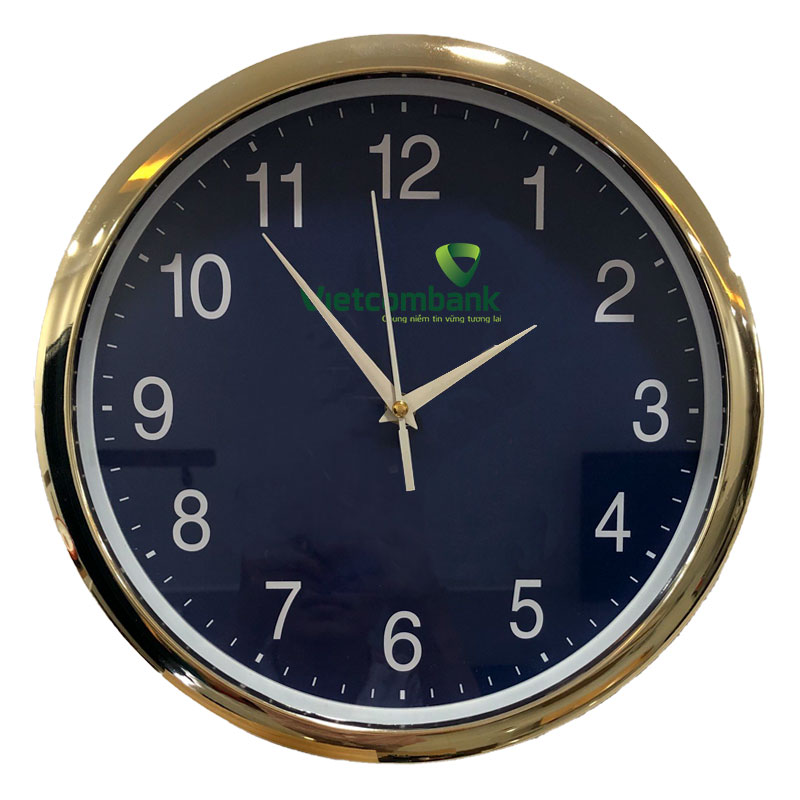 Đồng hồ treo tường màu vàng kim sang trọng in logo Vietcombamk