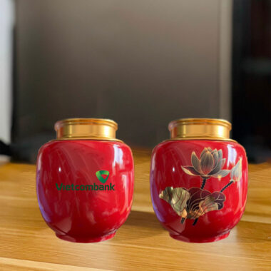 Hũ trà màu đỏ vẽ vàng hoa sen in logo Vietcombank