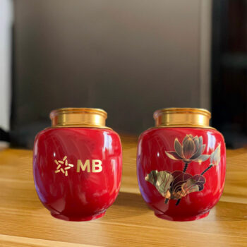 Hũ trà màu đỏ vẽ vàng hoa sen – logo MB ATILGMK108
