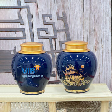Hũ trà màu xanh dương vẽ vàng thuyền buồm in logo VIB