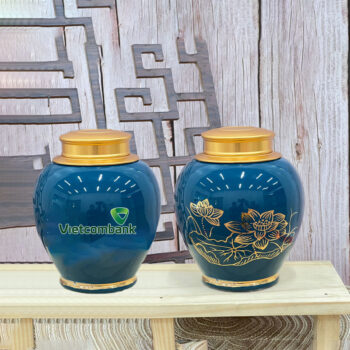 Hũ trà màu xanh ngọc đại dương vẽ vàng hoa sen in logo Vietcombank ATILGMK35