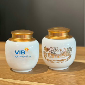 Hũ trà trắng vẽ vàng làng xưa in logo VIB ATILGMK46
