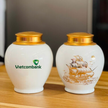 Hũ trà trắng vẽ vàng thuyền buồm in logo Vietcombank