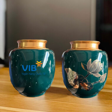 Hũ trà xanh ngọc đậm vẽ vàng hoa sen in logo VIB
