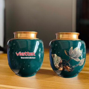 Hũ trà xanh ngọc đậm vẽ vàng hoa sen in logo Viettel ATILGMK56