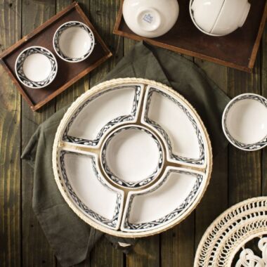 Khay mứt tết Bát Tràng họa tiết hoa mai tết viền đen