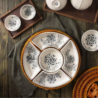 Khay mứt tết Bát Tràng họa tiết hoa màu đen