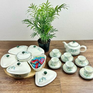 Khay mứt tết Bát Tràng họa tiết hoa sen xanh nhạt dạng trái tim 3