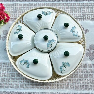 Khay mứt tết Bát Tràng họa tiết hoa sen xanh nhạt dáng trái tim