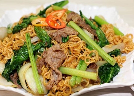 Cách làm mì xào bò rau cải thơm ngon dinh dưỡng cho buổi sáng