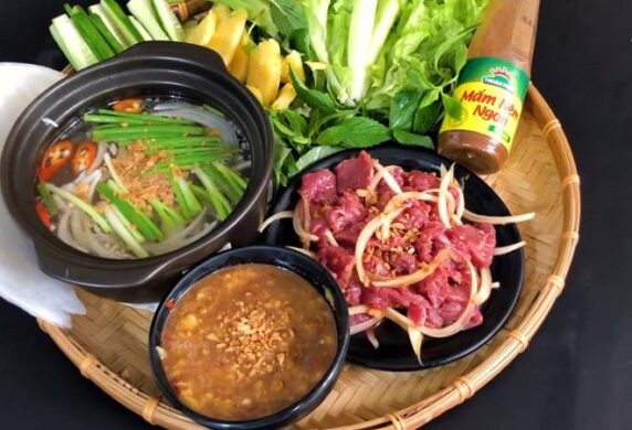 Giới thiệu bò nhúng mẻ rau muống
