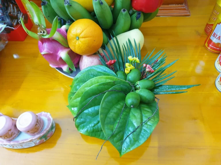 Cách đặt trầu cau trên bàn thờ gia tiên đúng văn hóa truyền thống