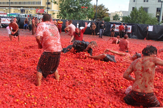 Lễ hội ném cà chua diễn ra như thế nào