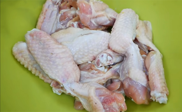 Cách chọn cánh gà tươi ngon để chiên mắm tỏi