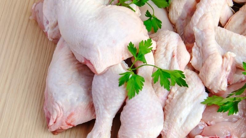 Cách chọn mua gà tươi ngon để làm gà chiên giòn