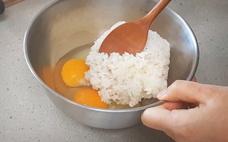 Trộn và Rang cơm với trứng