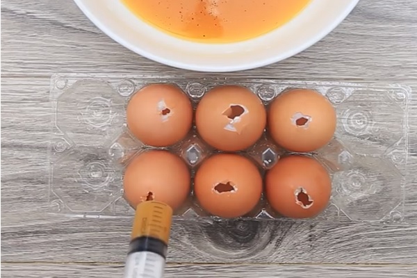 Bước 3: Cho trứng gà vào vỏ trứng