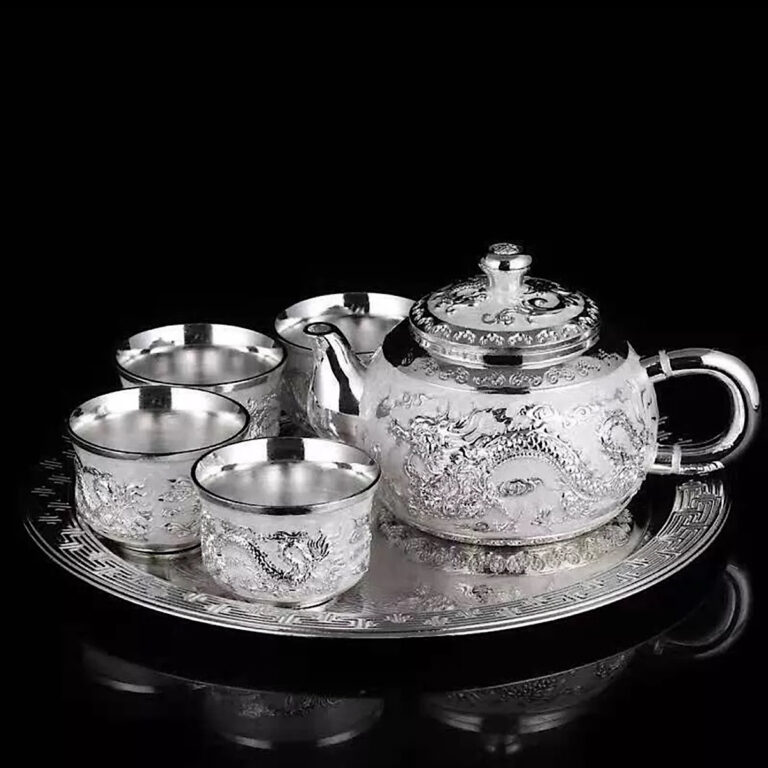 Ấm trà bạc sở hữu vẻ đẹp tinh tế và sang trọng, đậm nét cổ điển 