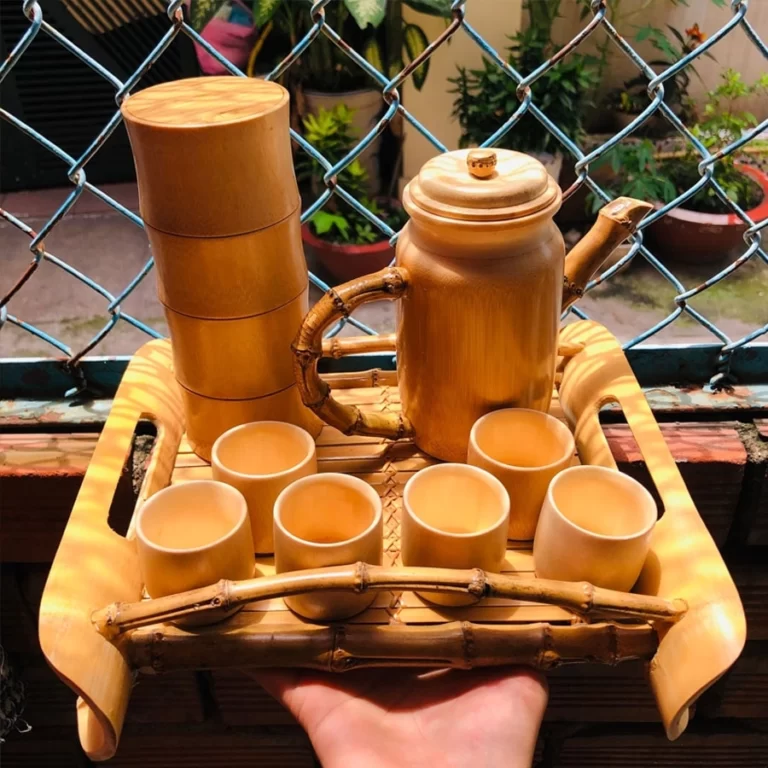 Bộ ấm chén bằng tre trúc mỹ nghệ bao gồm: 