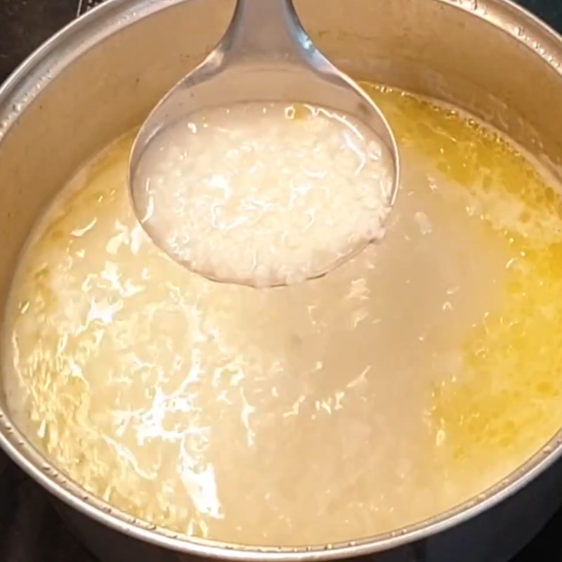 Bước 5:  Rang gạo và nấu cháo