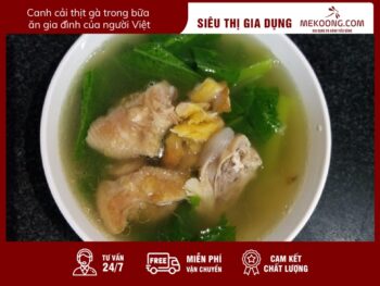 Canh cải thịt gà trong bữa ăn gia đình của người Việt