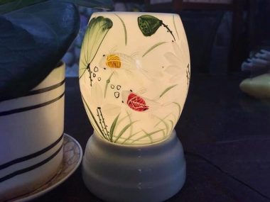 Đèn Xông Tinh Dầu Bát Tràng Dáng Xoài Cá Và Hoa Sen ưa chuộng