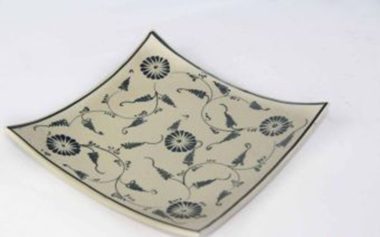 Đãi Vuông Vênh Bát Tràng Tam Thái Hoa Cúc Đen phong cách