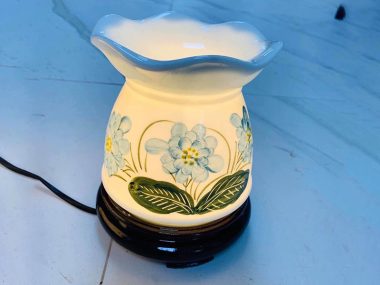 Đèn Xông Tinh Dầu Bát Tràng Dáng Eo Hoa Mâm Xôi ưa chuộng