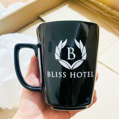 Ly Sứ Quai Vuông Men Màu In Logo Hotel Quà Tặng Khách Sạn