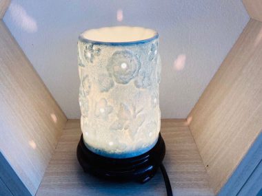 Đèn Xông Tinh Dầu Trụ Hoa Nổi - Màu Xám cao cấp